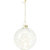 Decoratieve kerstbal van helder glas met witte bloemdecoratie en gouden ophanglus.