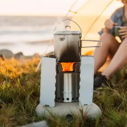 RVS kooktoestel met vlammen en metalen windschermen