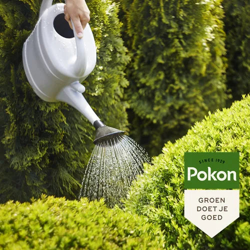 Gieter met sproeikop en Pokon label 'Groen doet je goed'