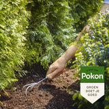 Pokon mestzak voor coniferen en taxus, in gebruik in een tuinbed