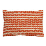 Katoenen sierkussen met oranje basis en wit geometrisch weefpatroon, met franjerand