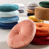 Sierkussen Olly 40 cm Golden Glow, rond roze fluwelen kussen met knoopdetail