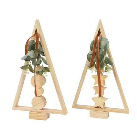 Houten kerstboom op voet met hangdecoratie in naturel hout en groene elementen