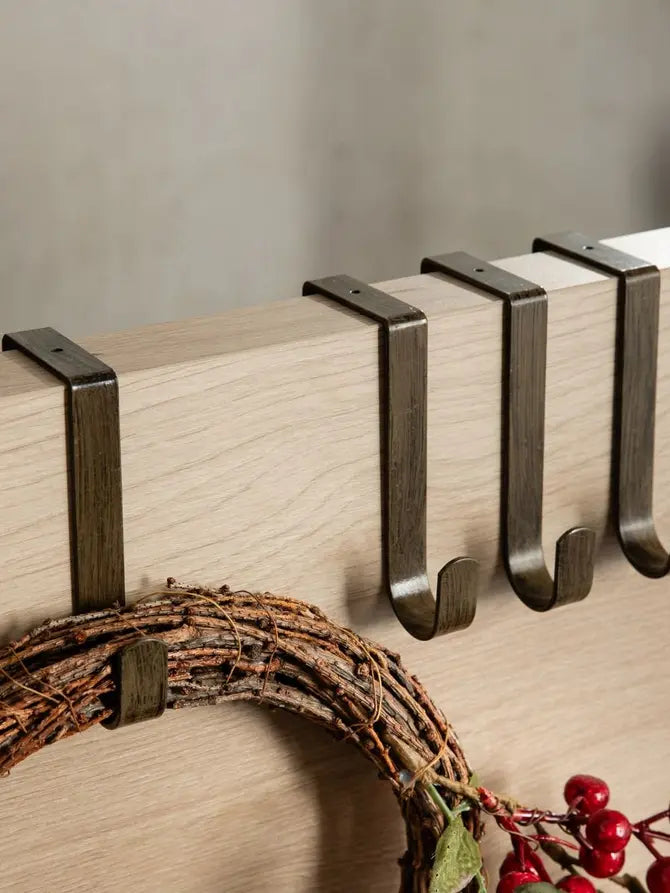 Set van 4 deurkranshangers: vier metalen haken op hout