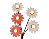 Metalen zonnebloem tuinlamp met bloemkoppen in wit, roze en rood, met warm licht