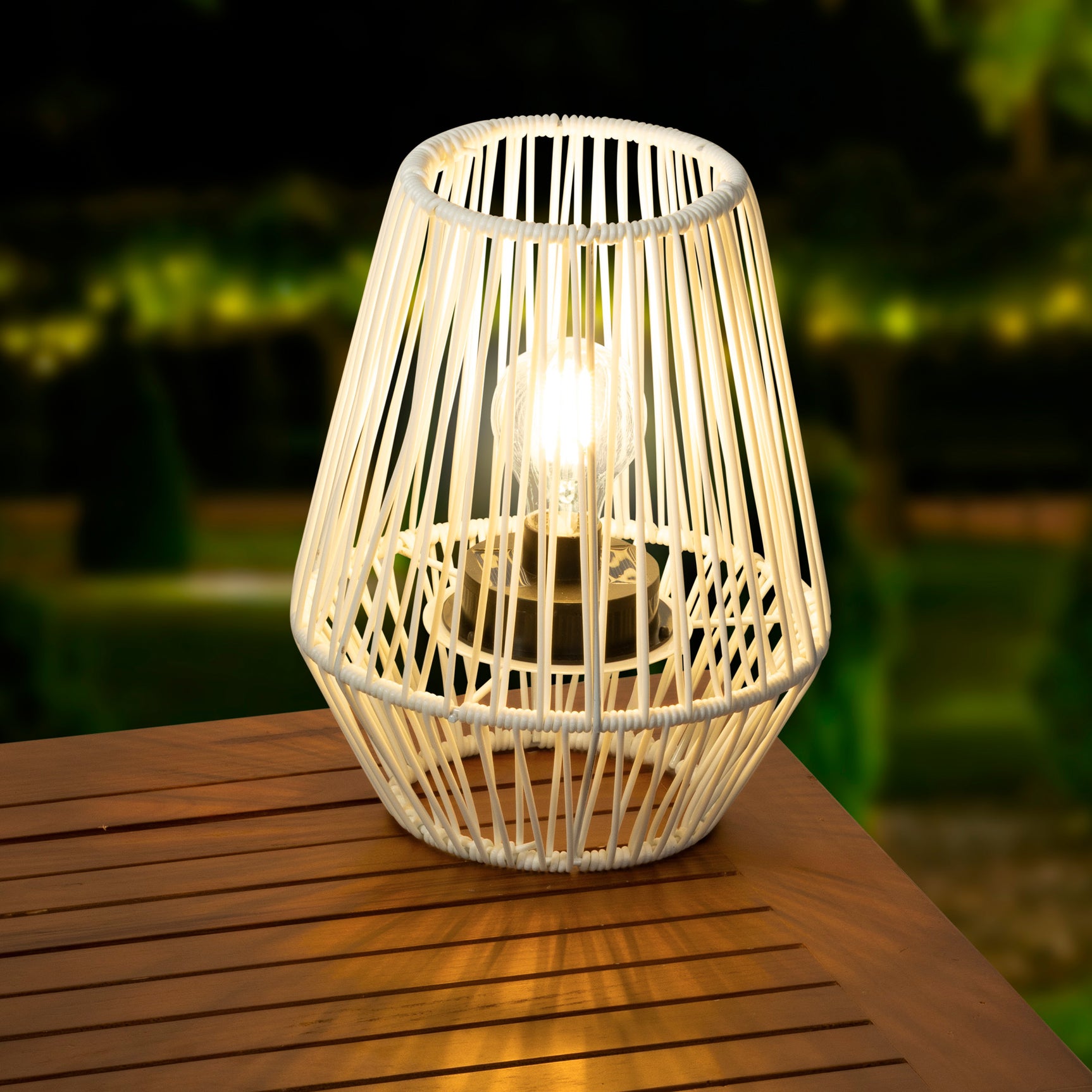 Rieten solar lantaarn, kooi met warm brandend licht