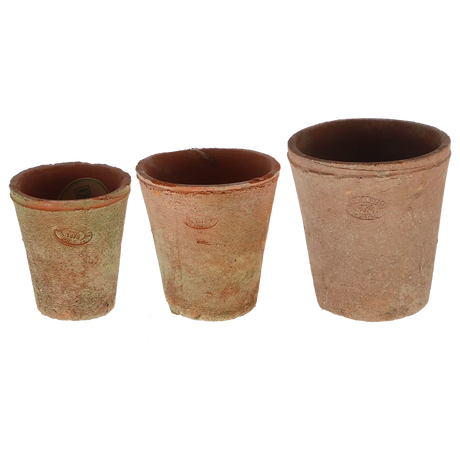 Set van 3 verouderde terracottabloempotten, cilindrisch met reliëflogo en bruine rand
