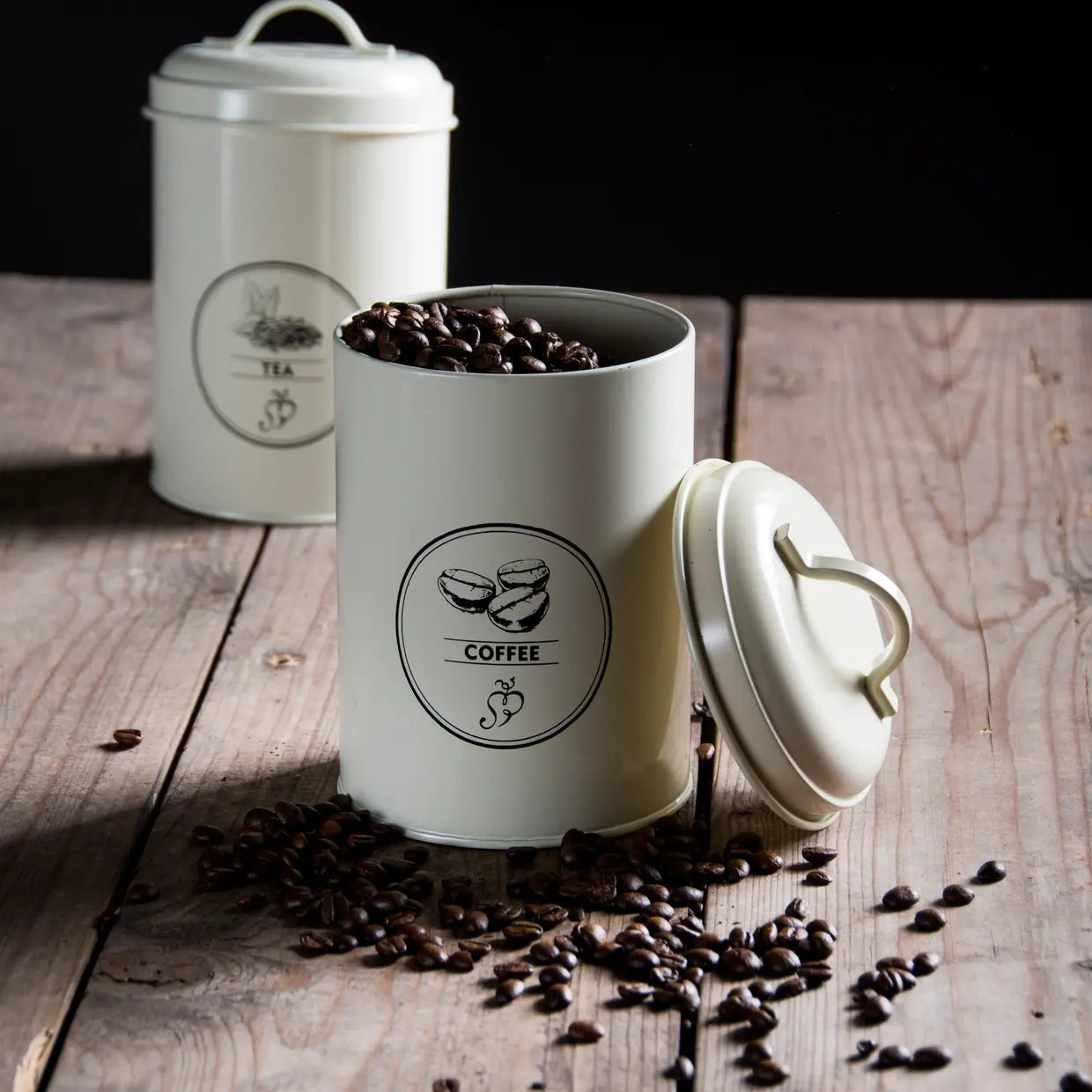 Voorraadblik koffie crème met open deksel en koffiebonen; etiket “COFFEE”