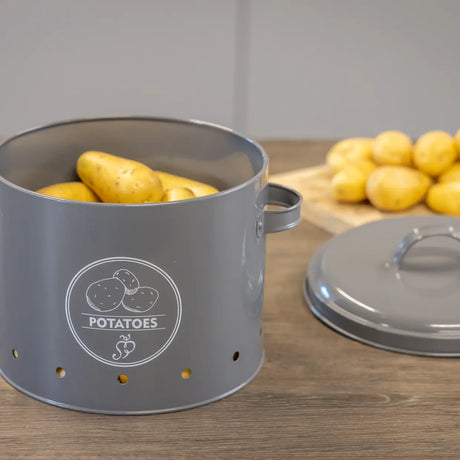 Aardappelvoorraadblik in antracietkleurig metaal met open deksel en “POTATOES”-opdruk