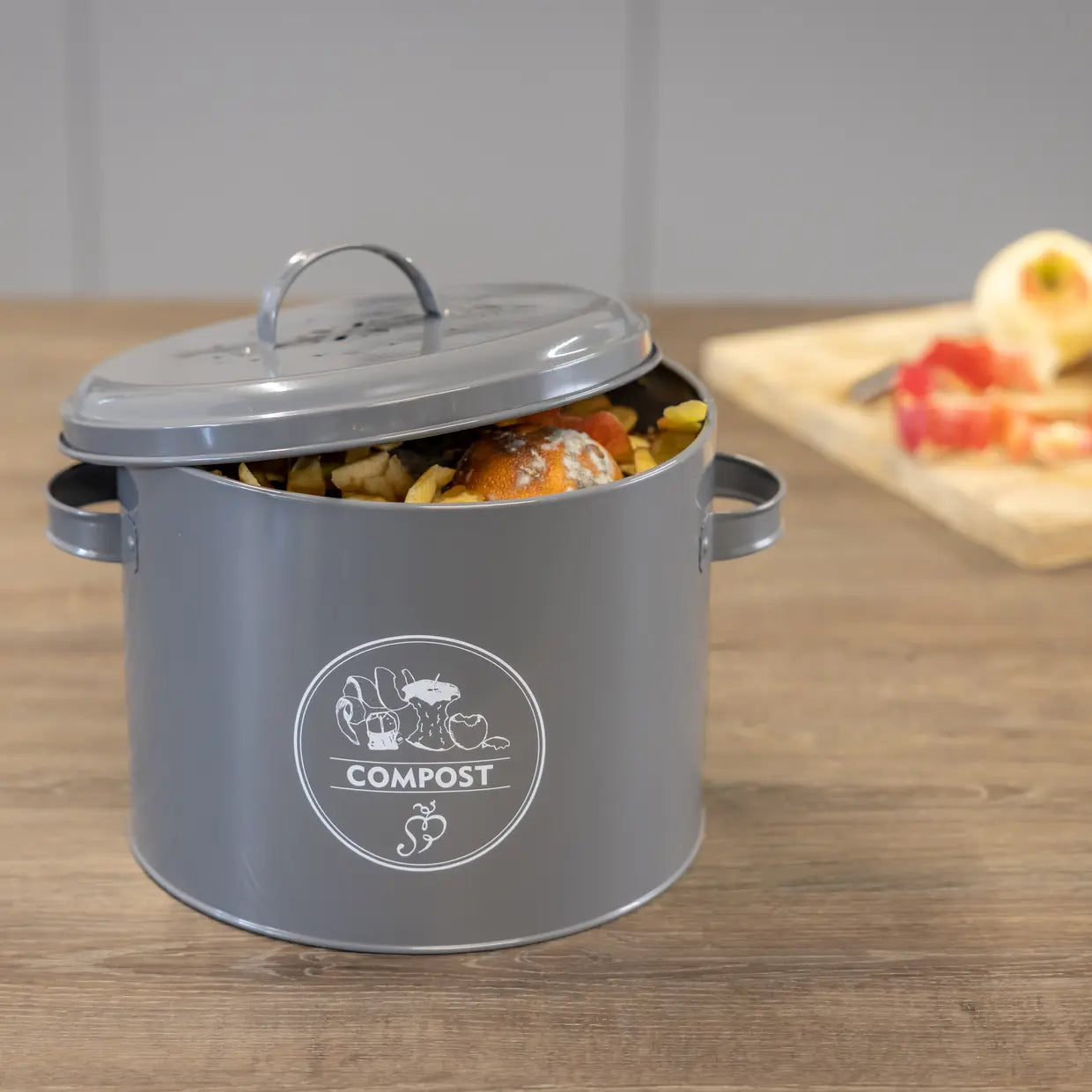 Keukencomposter antraciet met open deksel en COMPOST-logo; bak met etensresten.