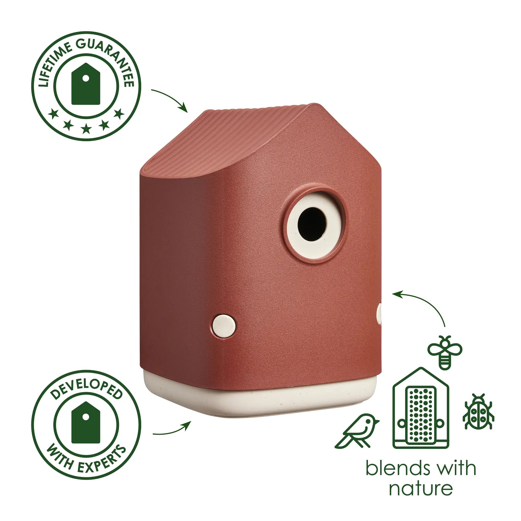 Rood vogelhuis met rond invlieggat, met kwaliteitszegels en icoontjes eromheen.
