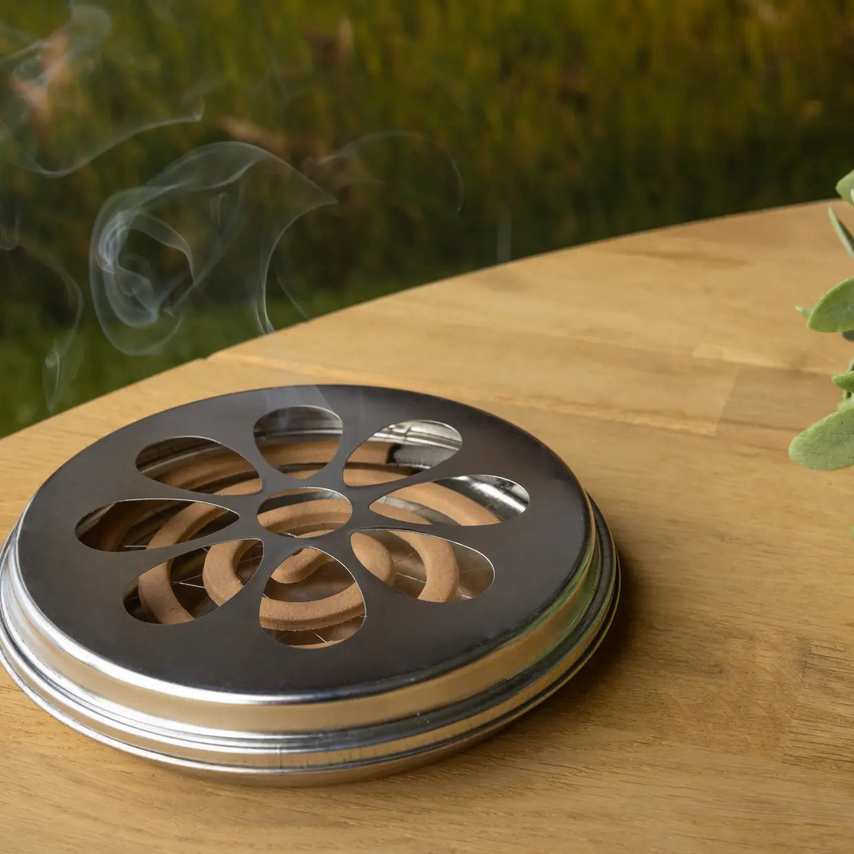 Zinken doosje met ronde deksel, citronella-spiralen zichtbaar door uitsparingen