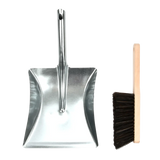 Set: metalen stofblik met steel en losse houten veger met zwarte borstelharen.