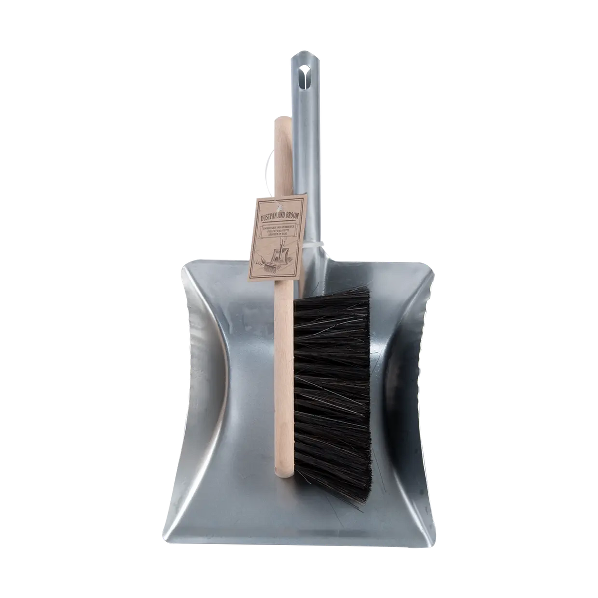 Metalen stofblik met steel en houten veger met zwarte borstelharen, label op het blik.