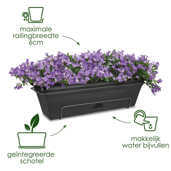 Groene balkonbak met lila bloemen; geïntegreerde schotel en beugels