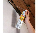 Wespensprayfles in hand met spuitkop en etiket, gereed voor gebruik.