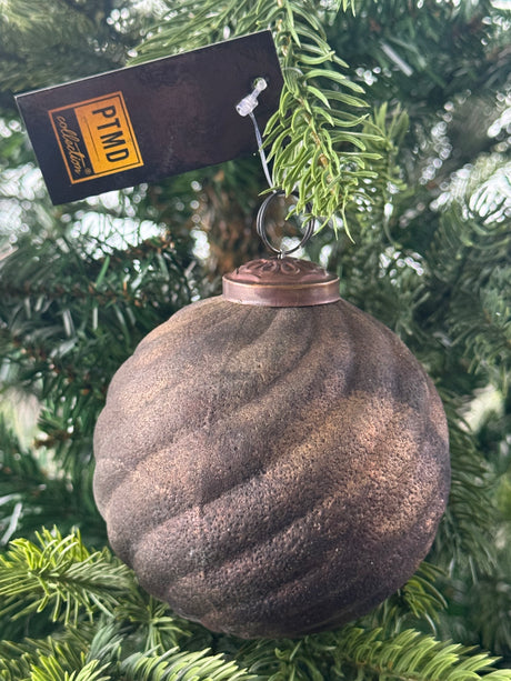 Antracietkleurige glazen kerstbal met gouden topkap, ophanglus en PTMD label