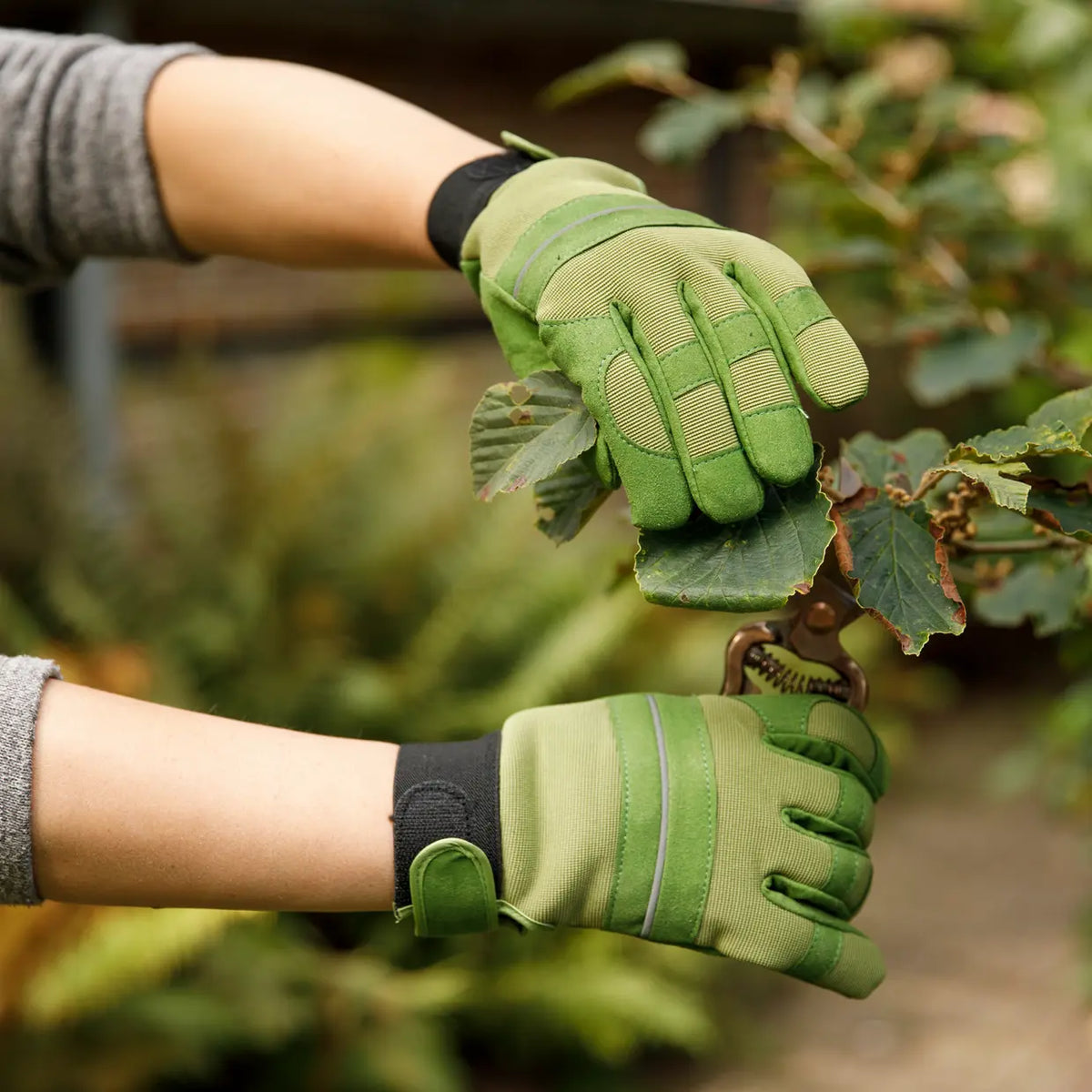 Groene gevoerde tuinhandschoenen met gripvlakken en verstelbare manchetten.