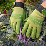Groene gevoerde tuinhandschoenen met verstevigde vingers en reflecterende strepen.