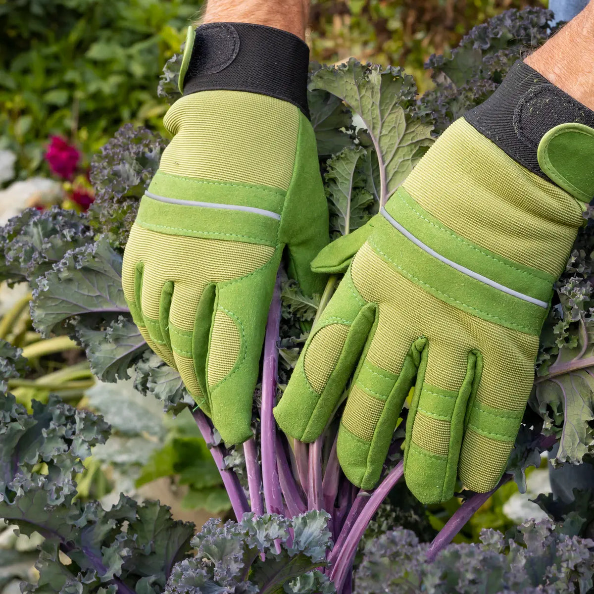 Groene gevoerde tuinhandschoenen met verstevigde vingers en reflecterende strepen.