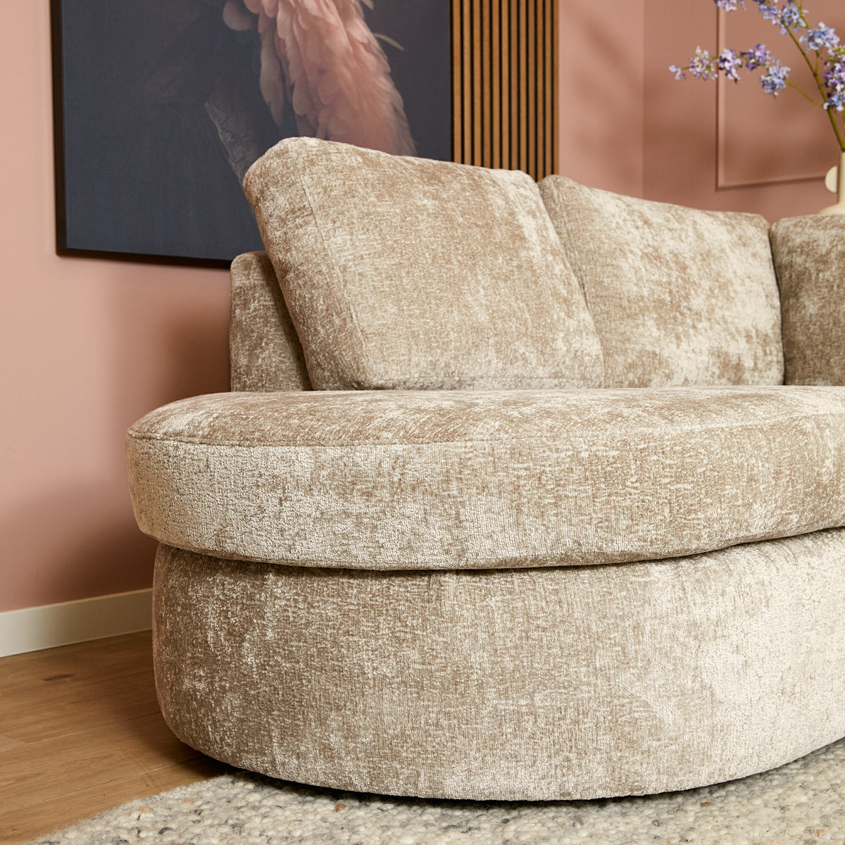 Beige stoffen bankdeel met ronde zitting en twee rugkussens, hoge armleuning
