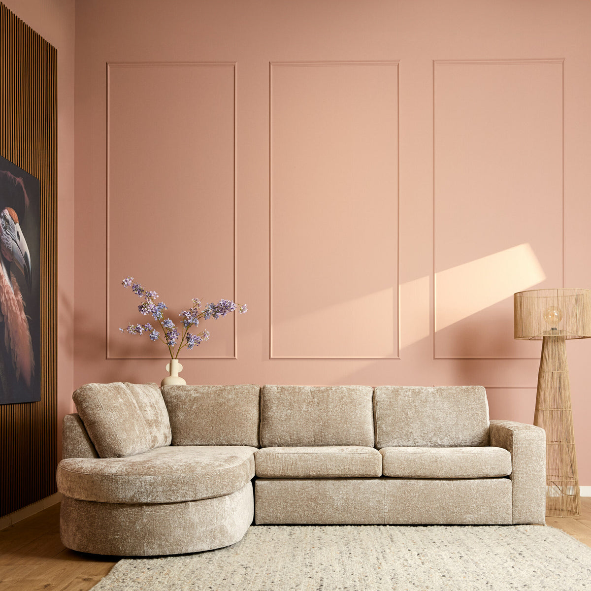 Beige stoffen divan met smalle rugkussens en afgeronde, ronde chaise-opzet