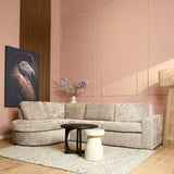 Beige stoffen bank met chaise links en drie rugkussens, ronde zitrand
