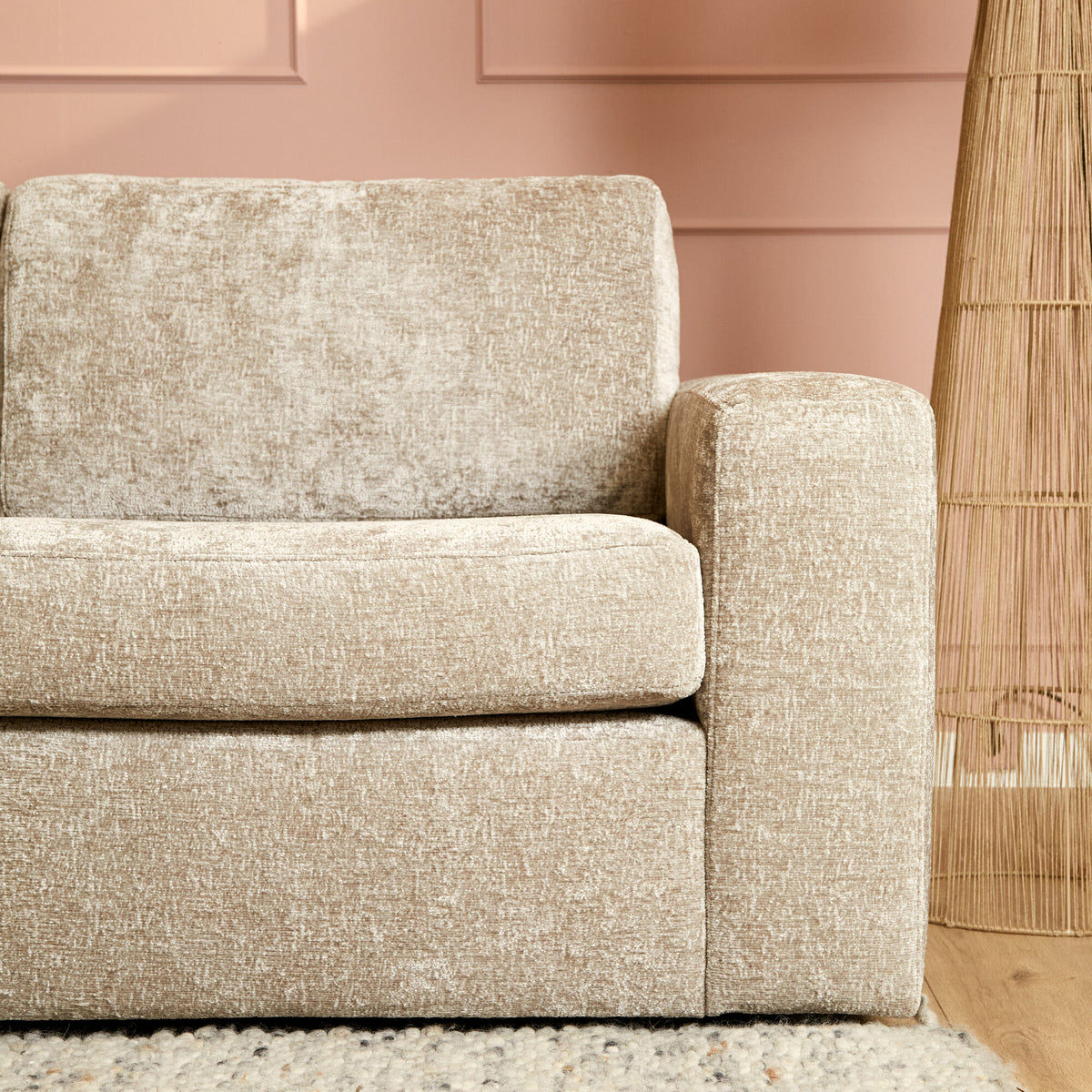Beige stoffen bankdeel met hoge armleuning en brede zitting, afgeronde hoeken