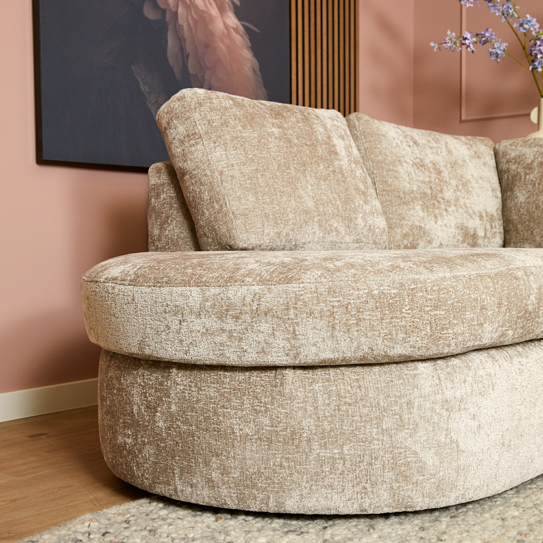 Beige stoffen chaise-onderstel met dikke zitting en afgeronde arm