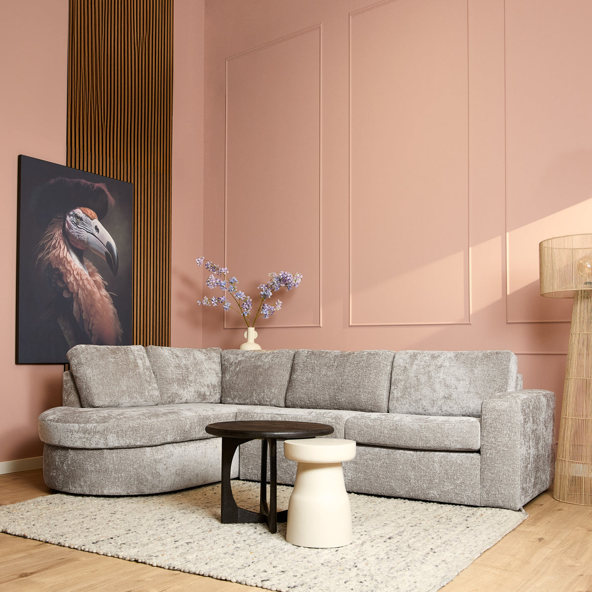 Beige gestoffeerde bankstel met chaise longue links, 2,5-zits, moderne hoekvorm.