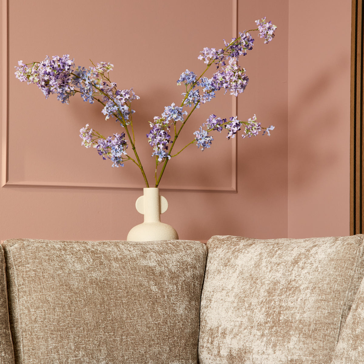 Beige gestoffeerde bank met twee zitkussens