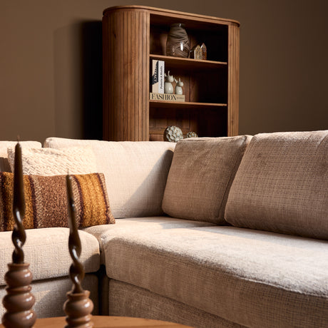 U-bank met lichtbeige chaise en rugkussens, details op sierkussens en stoffering