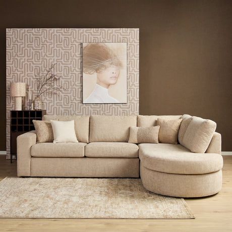 Beige 2,5-zits hoekbank met divan rechts, ruime zitkussens en sierkussens.