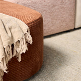 MySofa bankdeel met bruine ribtextuur, beige deken en afgeronde zijkant