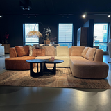 U-vormige bank in bruin en lichtbeige met losse sierkussens, chaisehoek en lage armleuningen