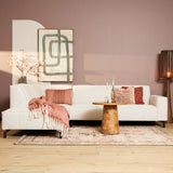 Beige 2,5-zits divan links met decoratieve kussens en plaid, frontaanzicht