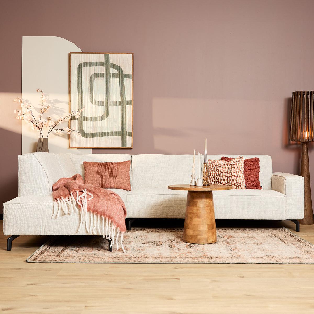 Beige 2,5-zits divan links met decoratieve kussens en plaid, frontaanzicht