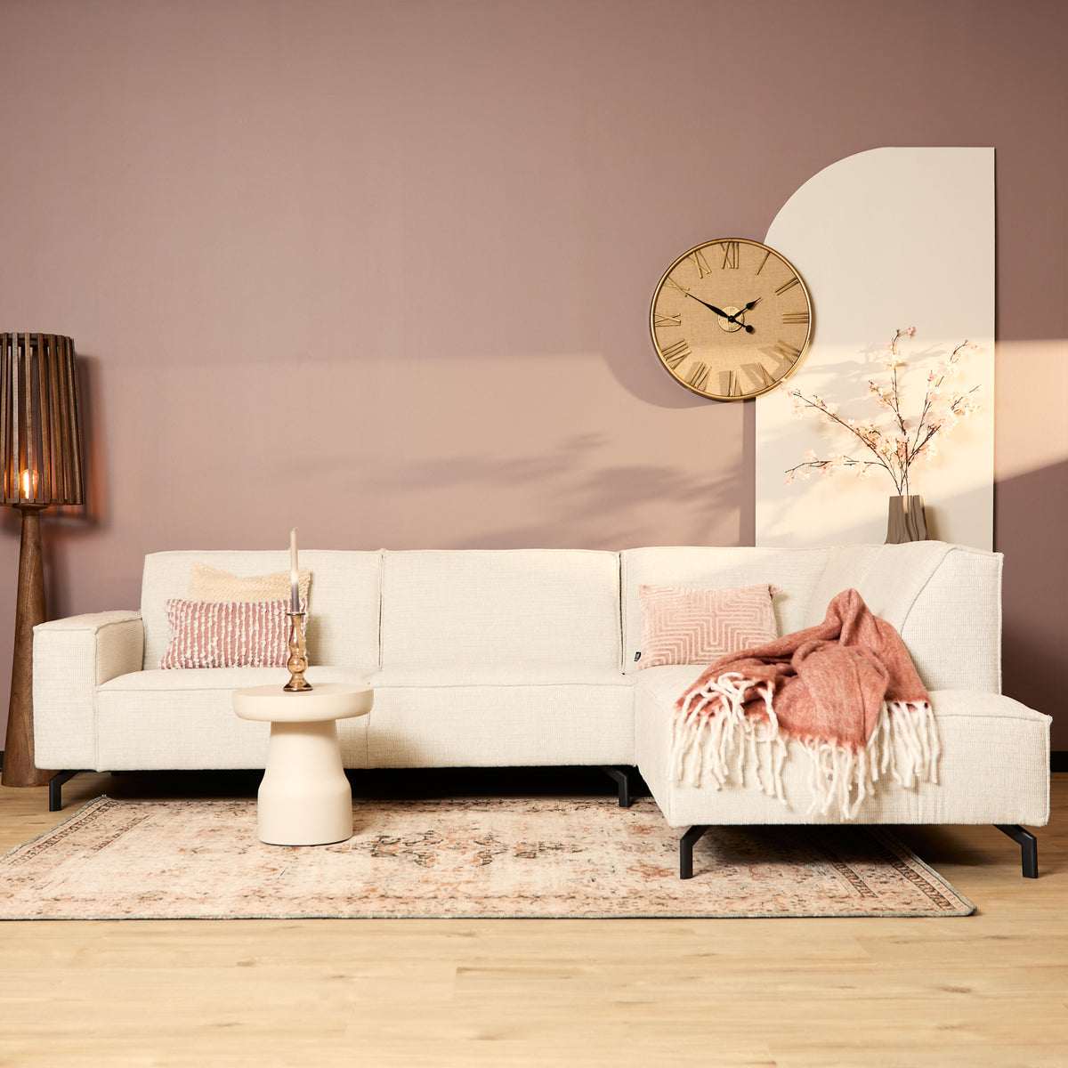 Beige hoekbank met chaise rechts, meerdere sierkussens en losse zit-/rugkussens
