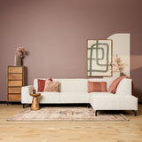 Beige hoekbank met chaise rechts, opgevulde zitbank en roestbruine sierkussens