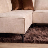Beige fluwelen zitgedeelte met hoekdetail, bruine sierkussens en zwarte poot