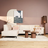 Beige fluwelen divanbank links met 2,5-zits, chaisegedeelte en neutrale kussens