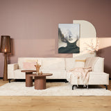 Beige fluwelen hoekbank met chaise rechts, lage armleuningen en zwarte poten