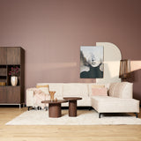 Beige fluwelen hoekbank met chaise rechts, zicht op zitkussens en afgeronde rug