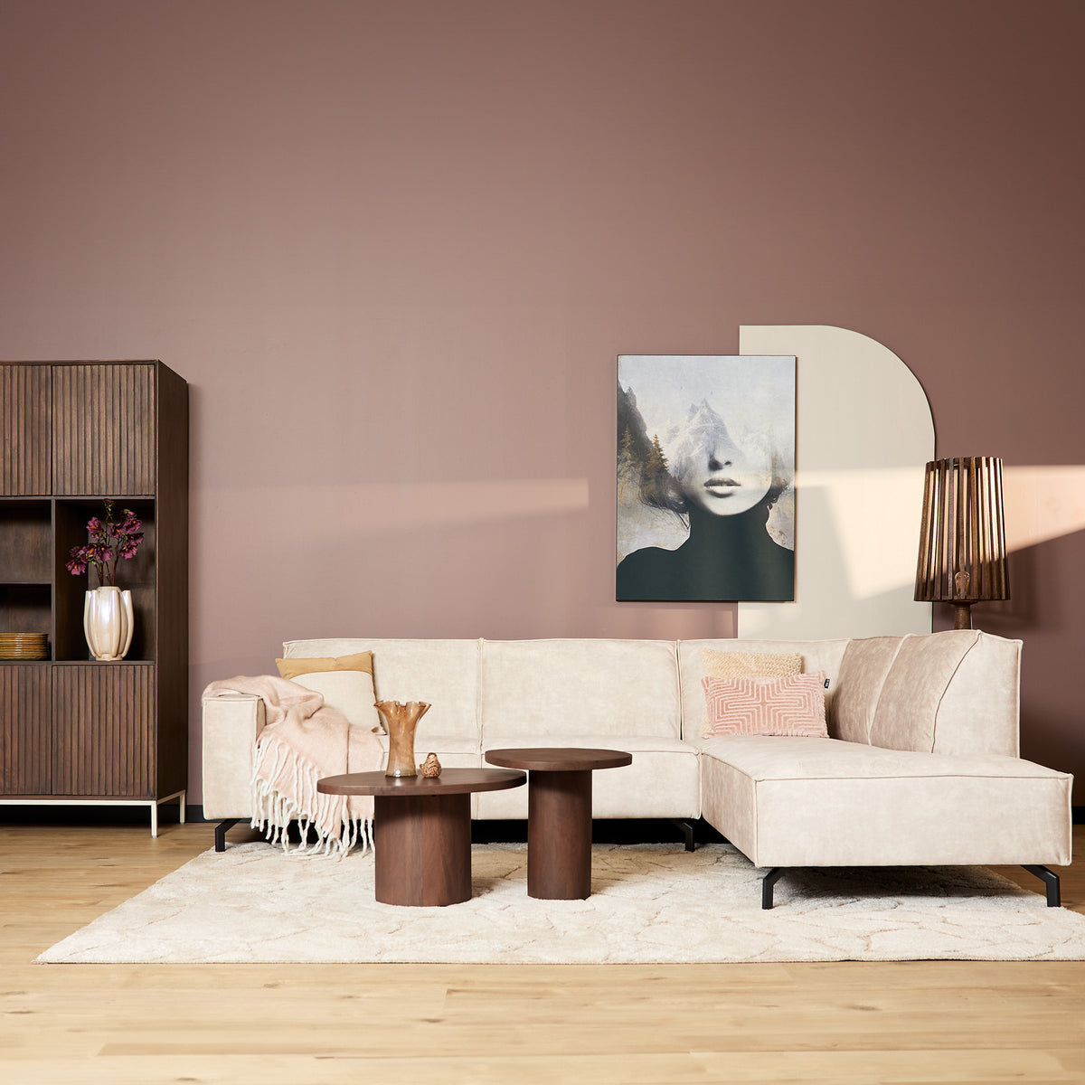 Beige fluwelen hoekbank met chaise rechts, zicht op zitkussens en afgeronde rug