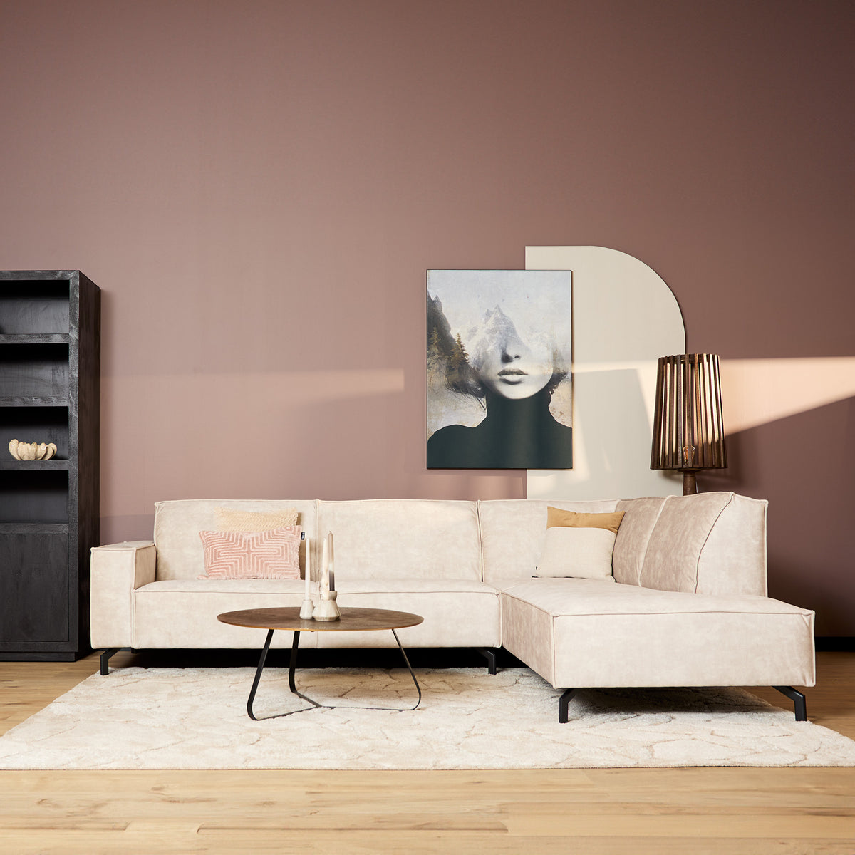 Beige fluwelen 2,5-zits bank met chaise rechts, ronde zitting en zwarte metalen poten