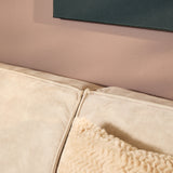 Close-up van beige fluwelen rug- en zitkussen met zichtbare randstiknaad
