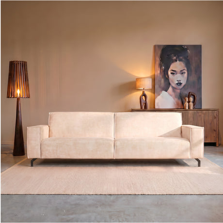 Beige fluwelen 2,5-zitsbank met rechte armleuningen en grote zit- en rugkussens.