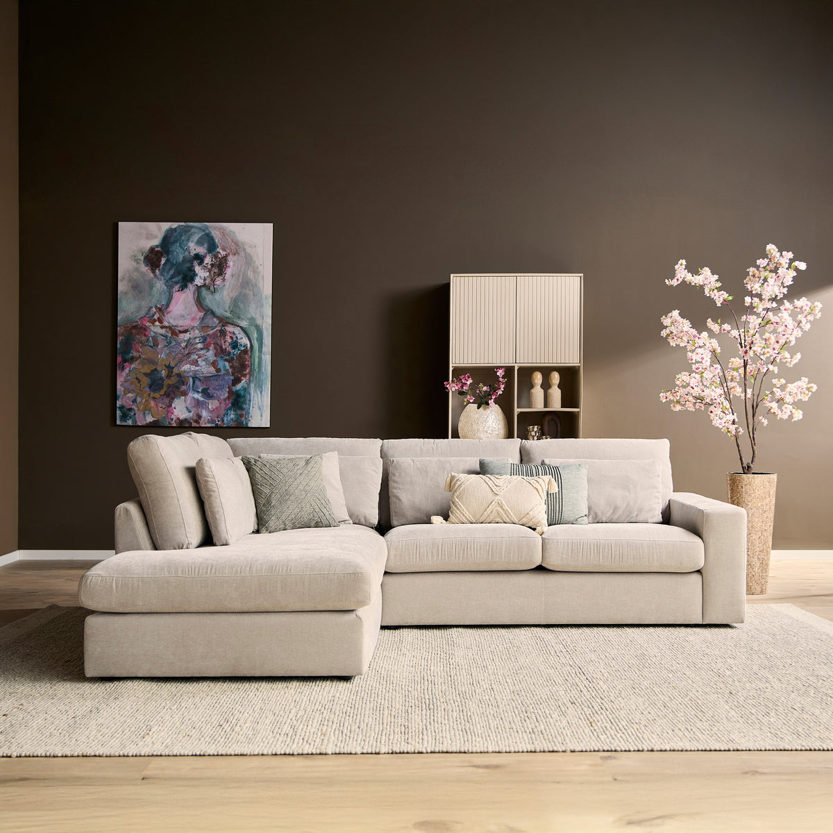 Beige bank met linker ottomane, lage rugkussens en smalle armleuningen