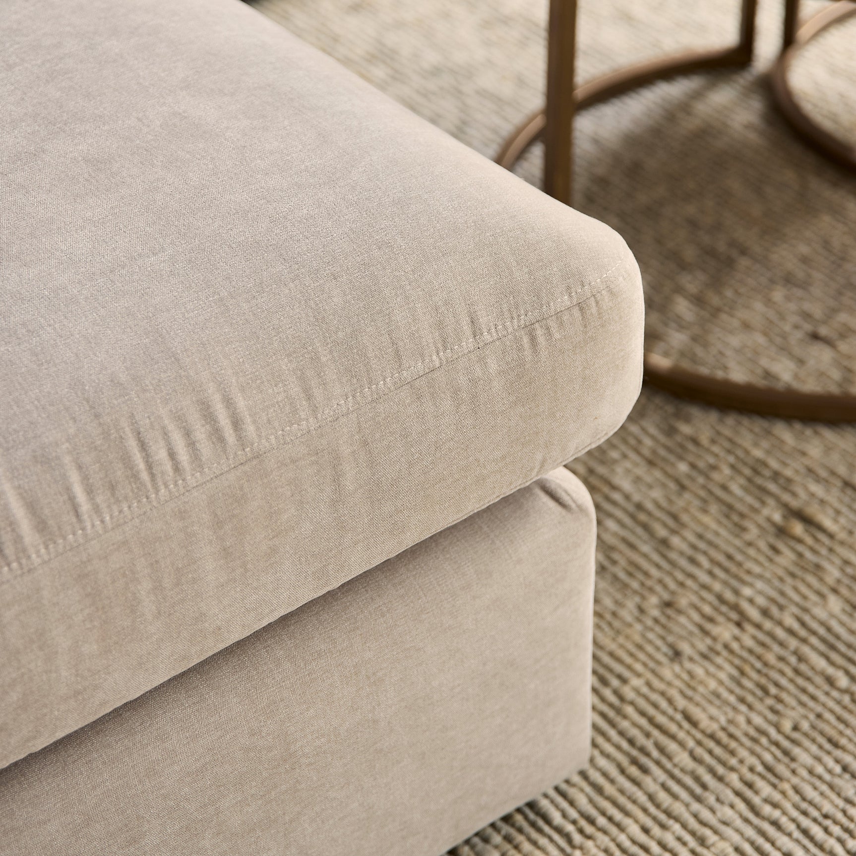 Beige zitting met gestikte rand en licht gestructureerde stof