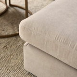 Beige bankarm en zitrand met zichtbare stiksels, textuur van de stof